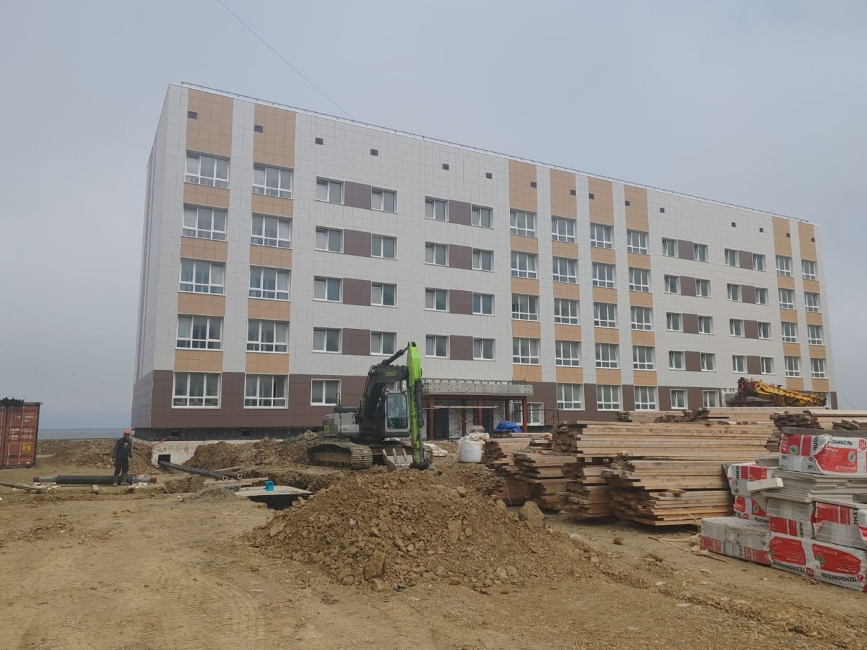 Три дома для переселенцев из аварийного жилья готовятся к сдаче в Невельске