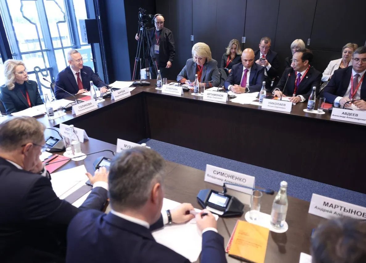 ПМЭФ – 2025: Айсен Николаев внёс предложения по подготовке кадров для ТЭК 