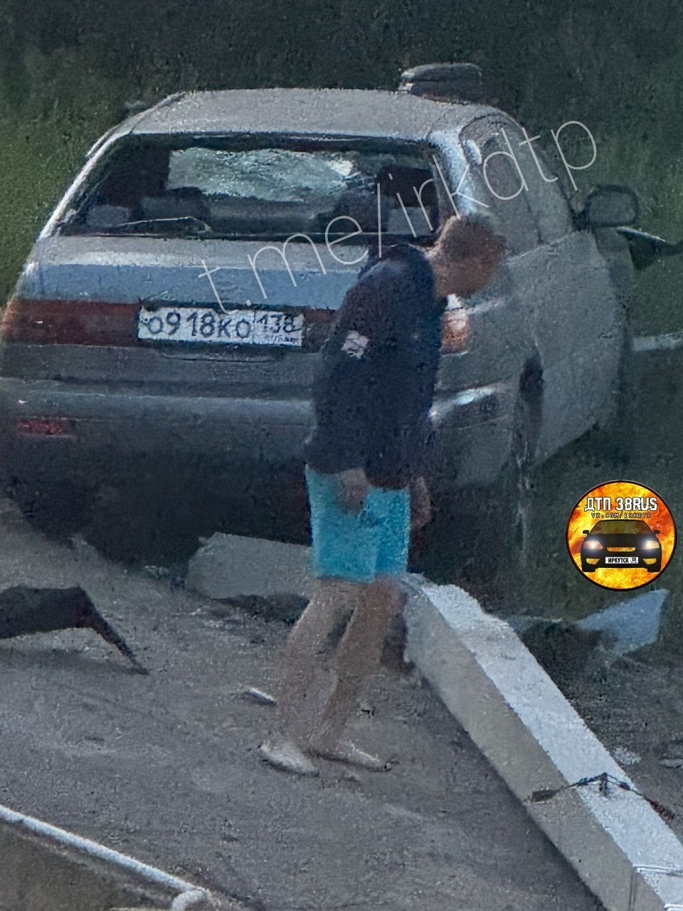 Водитель иномарки снес бетонный столб в Иркутске