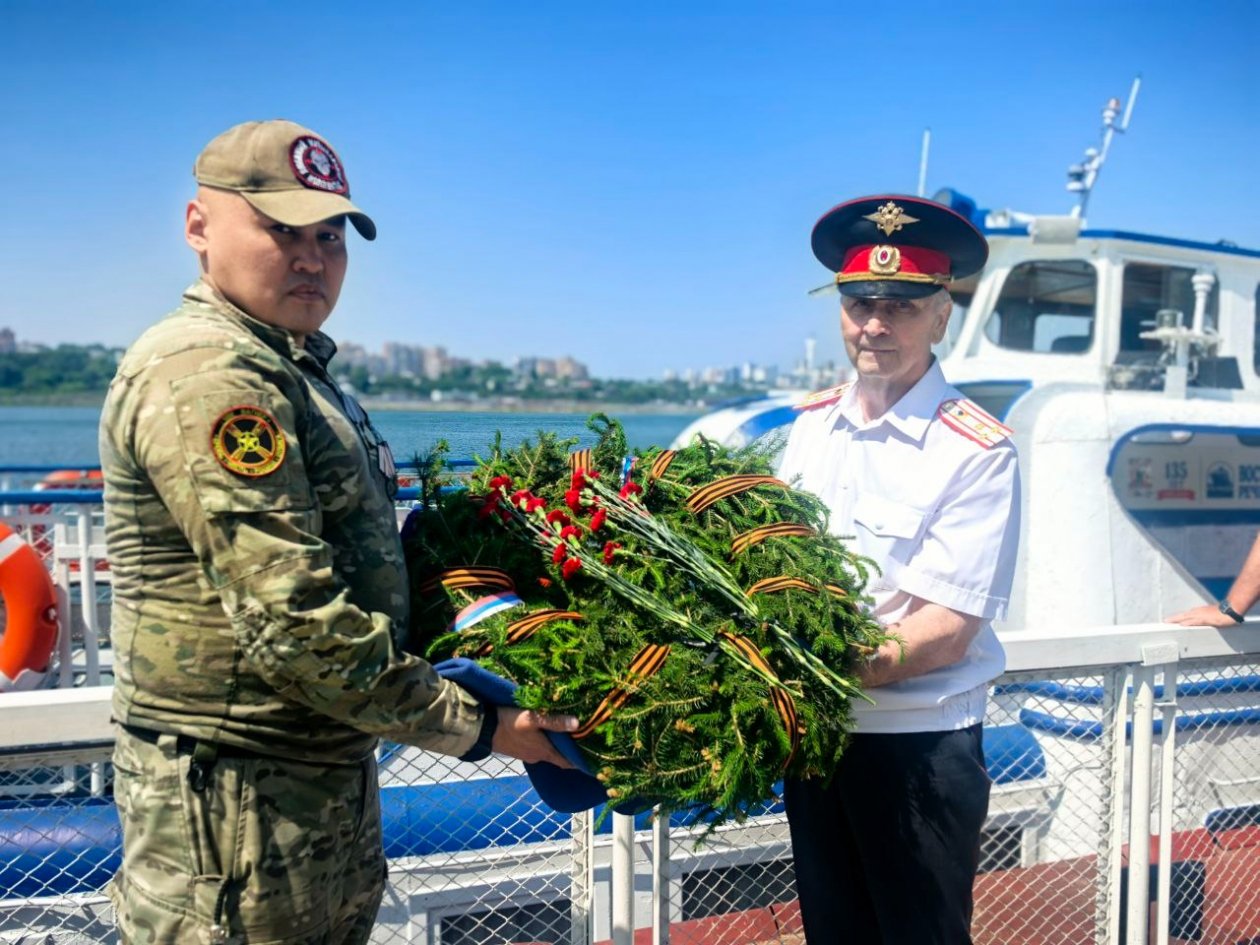 Памятный венок запустили по волнам Ангары в Иркутске