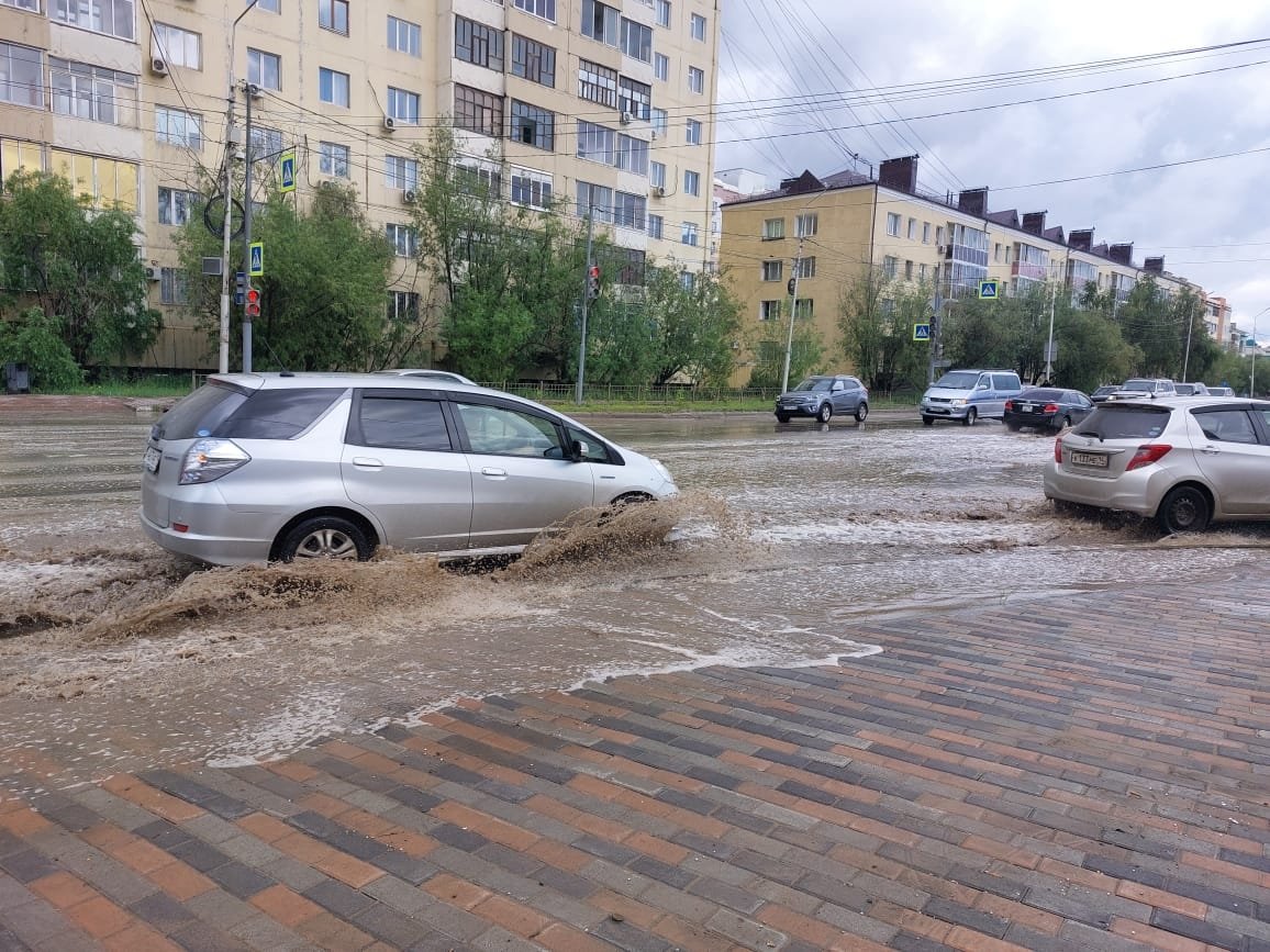 В Якутске откачали более 2 тысяч кубометров дождевой воды с улиц