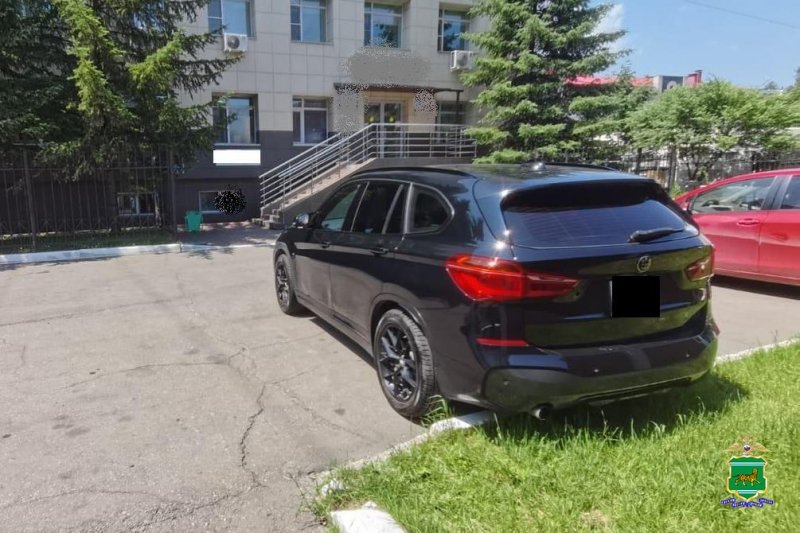 Повредил припаркованный на стоянке БМВ Х1 и сбежал неизвестный водитель в Биробиджане