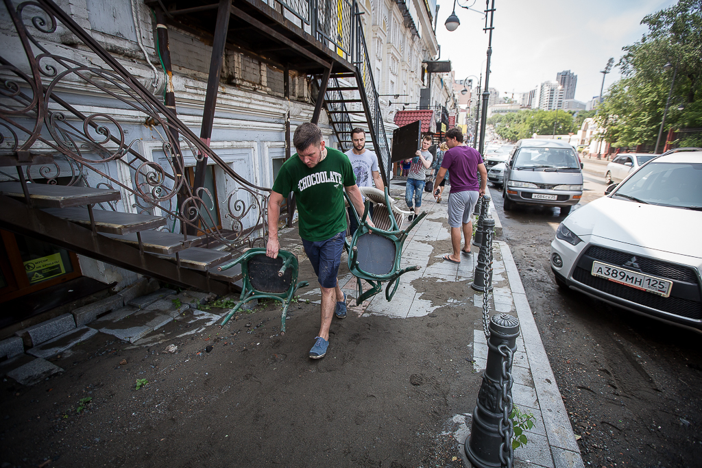 Из ресторанов выносят мебель, Фото с места события собственное