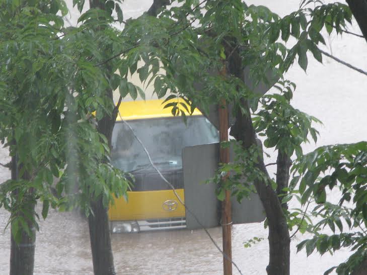 Вода залила машины до бортов, Фото с места события собственное