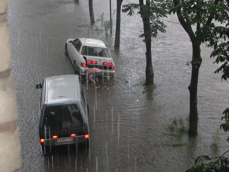 Горожане спасают свои авто, Фото с места события собственное