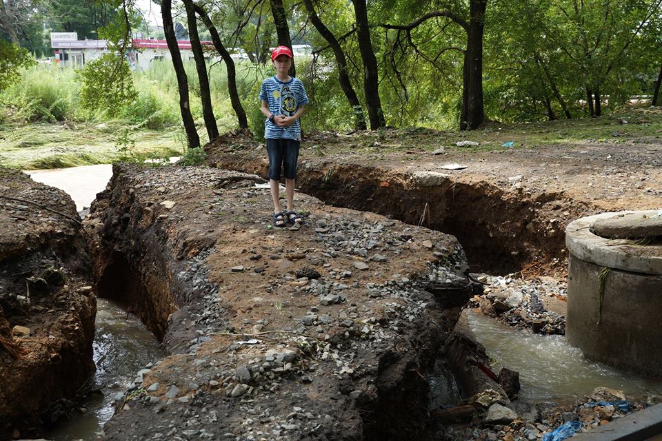 Некоторые дворы превратились в "островки" , Фото с места события из других источников