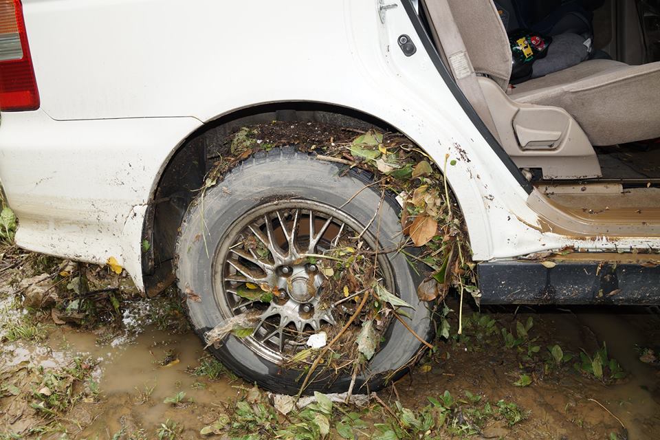 Днем вода дошла до капота автомобиля, Фото с места события из других источников