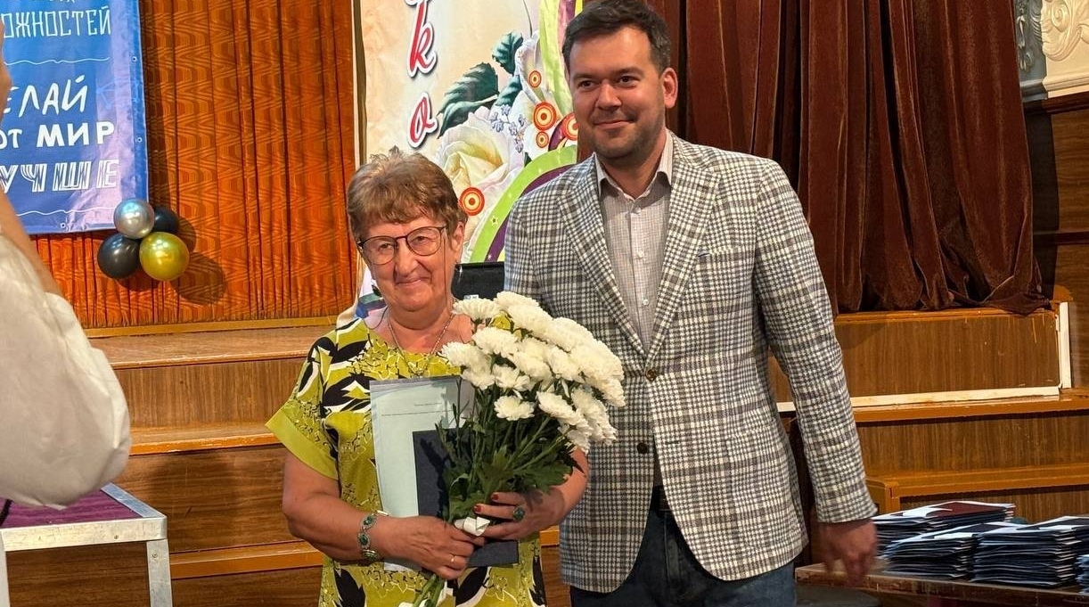 66-летней воспитательнице детсада в Биробиджане вручили диплом об окончании техникума
