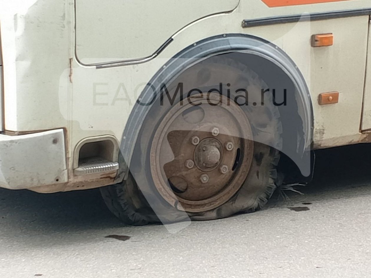 Колесо лопнуло на ходу у пассажирского автобуса в центре Биробиджана. Фото: ИА ЕАОMedia