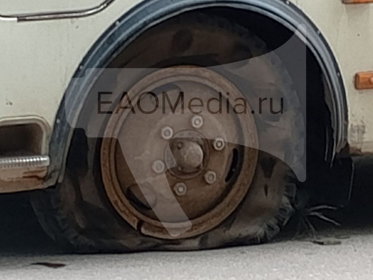 Колесо лопнуло на ходу у пассажирского автобуса в центре Биробиджана. Фото: ИА ЕАОMedia