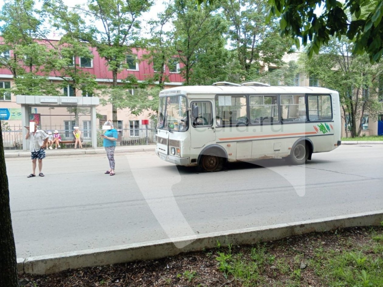 Колесо лопнуло на ходу у пассажирского автобуса в центре Биробиджана