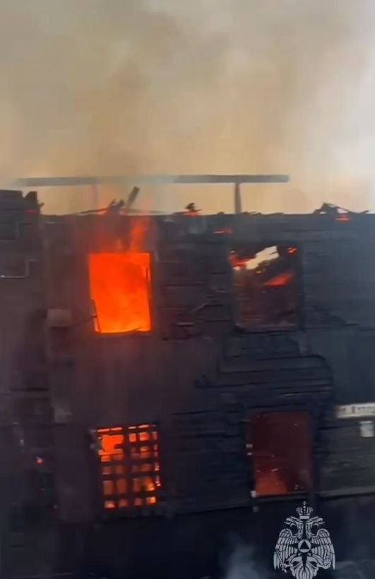 Жуткий пожар в Биробиджане: вспыхнула деревянная двухэтажка по ул. Кутузова (ВИДЕО)