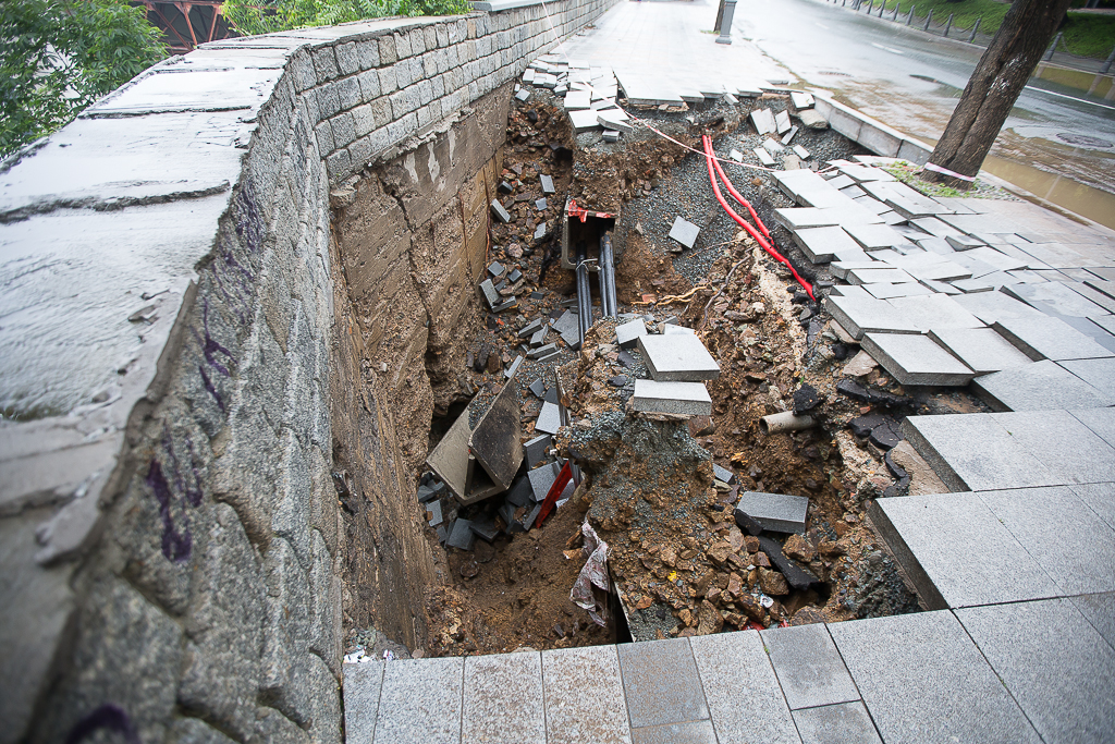 Стихия разрушила брусчатку и дороги , Фото с места события собственное