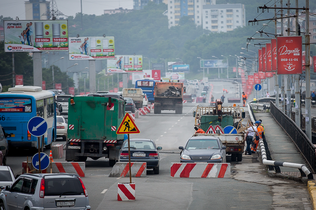 На месте работ разместили бетонные заграждения и конусы, Фото с места события собственное