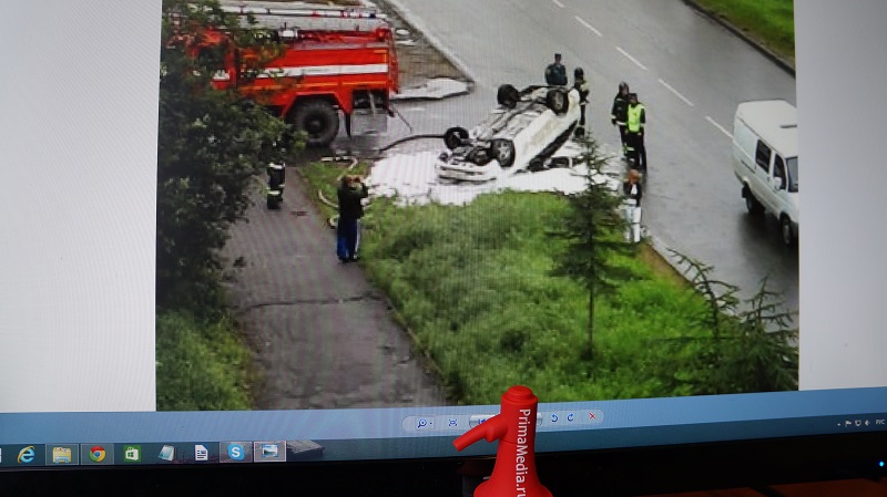 Разлившийся после происшествия бензин пришлось убирать колымским пожарным, Фото с места события собственное