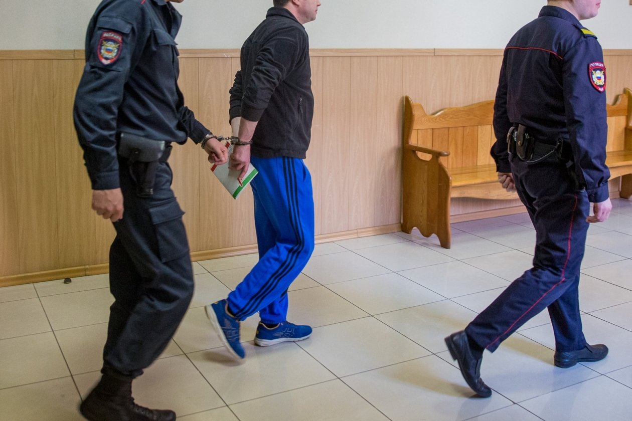 16-летний вандал разбил автобусную остановку в Биробиджане – подросток задержан 