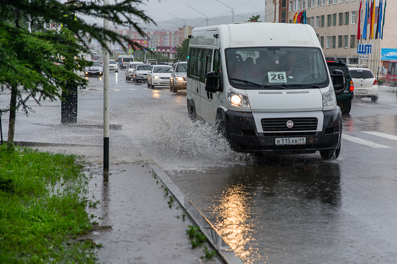 Пассажирам, как и водителям сегодня не сладко: выйдя из маршрутки, приходится плыть к необходимому дому, Фото с места события собственное