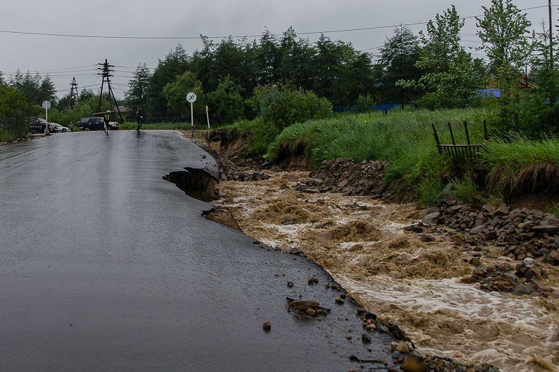 Часть дороги обвалилась, Фото с места события собственное