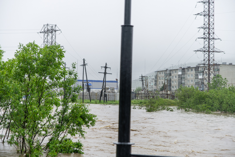 Уровень воды в реке Магаданке доходит до подстанций, Фото с места события собственное