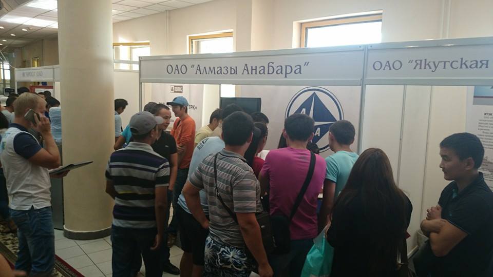 Крупные компании проигнорировали ярмарку вакансий для молодежи в Якутске, Фото с места события собственное