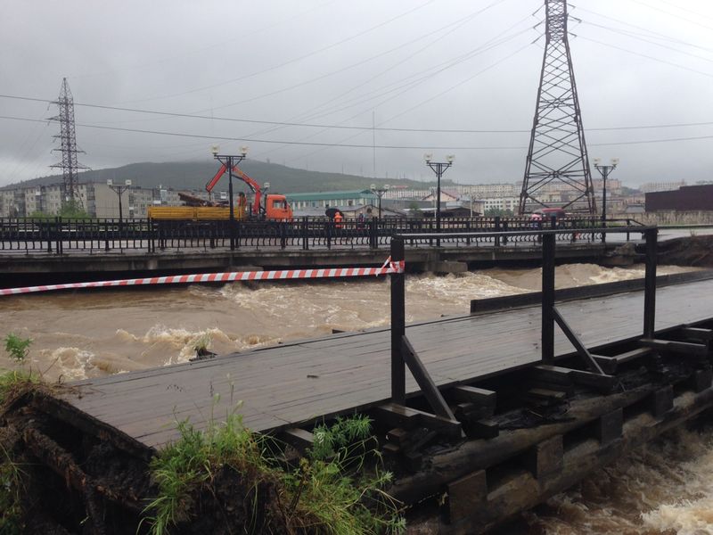 Для восстановления автодорог губернатор Колымы требует привлечь всю возможную технику, Фото с места события собственное