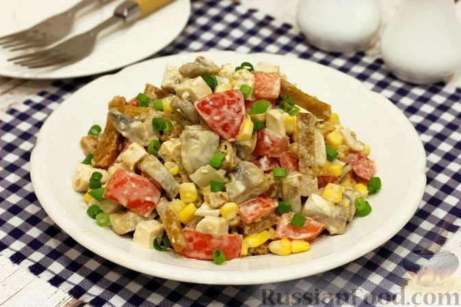 Салат &quotПятёрка вкуса&quot: курица, грибы, кукуруза, помидоры и сухарики russianfood.com (18+)