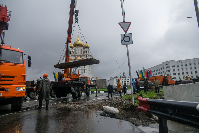 Укрепление поста на дорожной развязке у собора, Фото с места события собственное