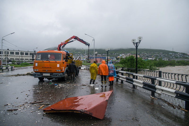 Коммунальные службы достали из-под моста застрявшие ворота гаража, которые мешали ходу воды, Фото с места события собственное