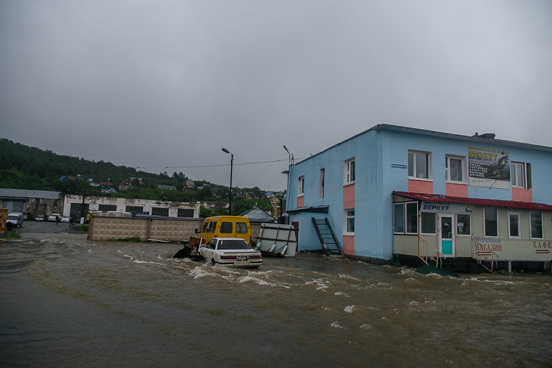 Вода пошла по дороге заливая все в округе, Фото с места события собственное
