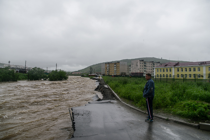 Под воду ушло несколько десятков метров дороги, Фото с места события собственное