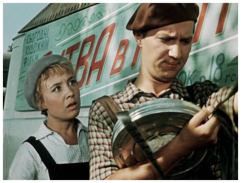 Общение главных героев Кадр из кинофильма &quotКоролева бензоколонки&quot