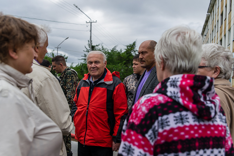 Губернатор встретился с жителями поселка, Фото с места события собственное