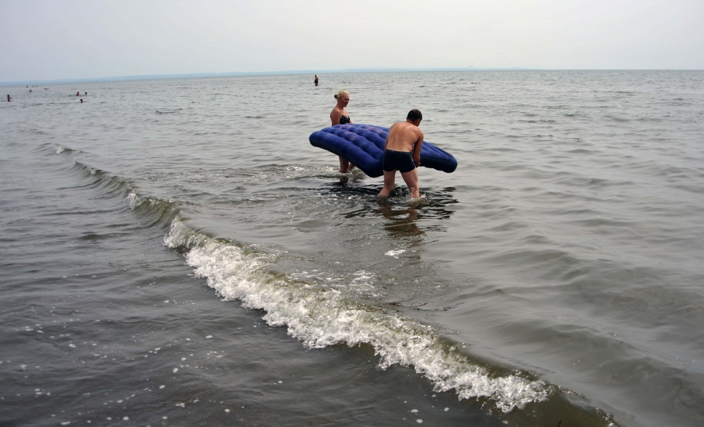 Южный берег вода. Анивское Взморье. Купальный сезон картинки. Сахалин купальный сезон. Мужчины на берегу Сахалина.