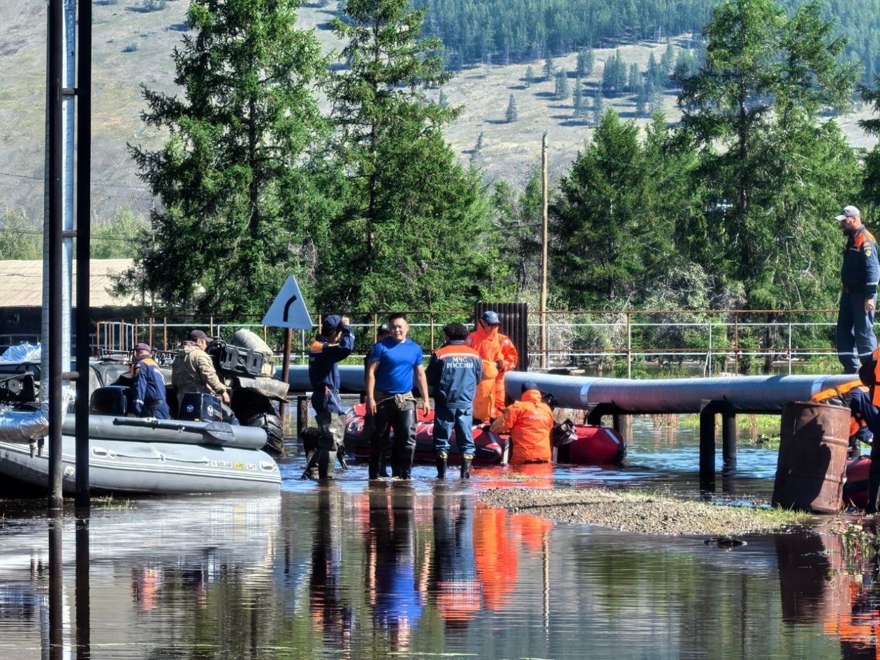 Паводок в Якутии: В Оймяконе эвакуируют детей и пожилых Служба спасения РС (Я)