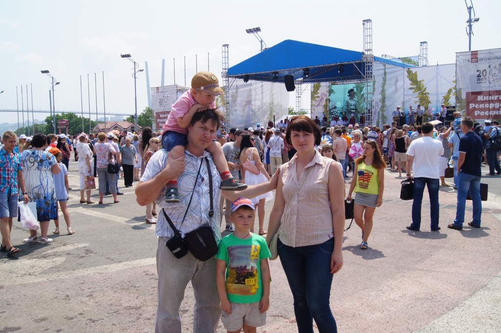 Сотрудник банка "Приморье" Алексей Горшков с семьей, Фото с места события собственное