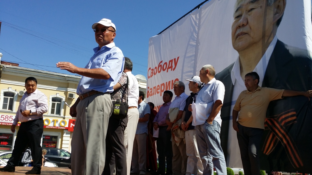 Свыше тысячи подписей в защиту депутата НХ Бурятии Доржиева собрали на митинге в Улан-Удэ, Фото с места события собственное