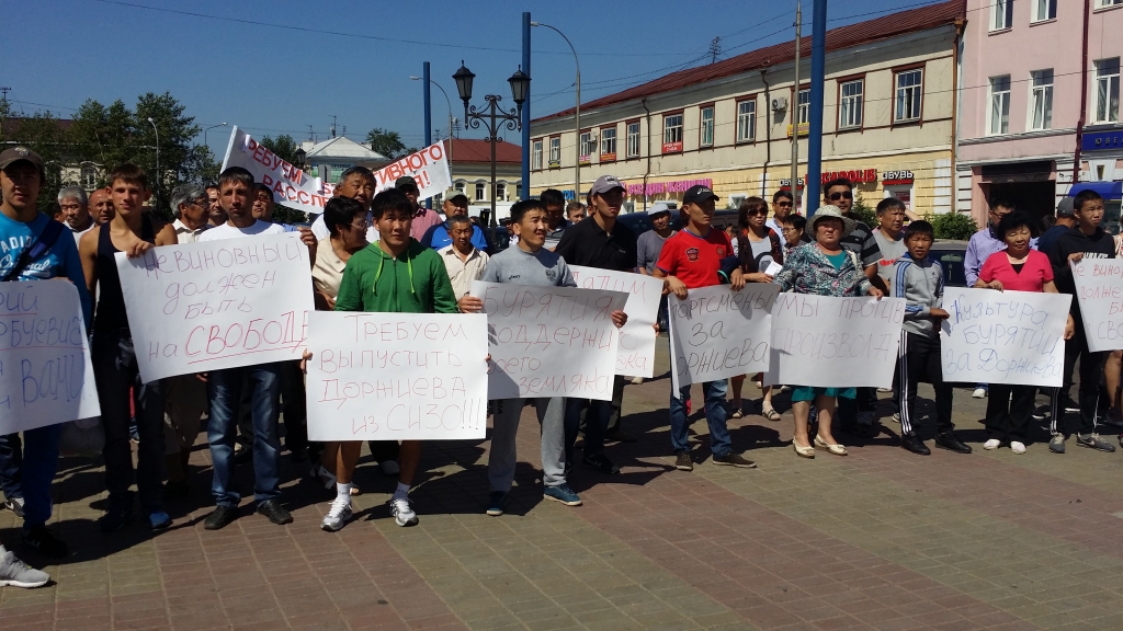 Свыше тысячи подписей в защиту депутата НХ Бурятии Доржиева собрали на митинге в Улан-Удэ, Фото с места события собственное