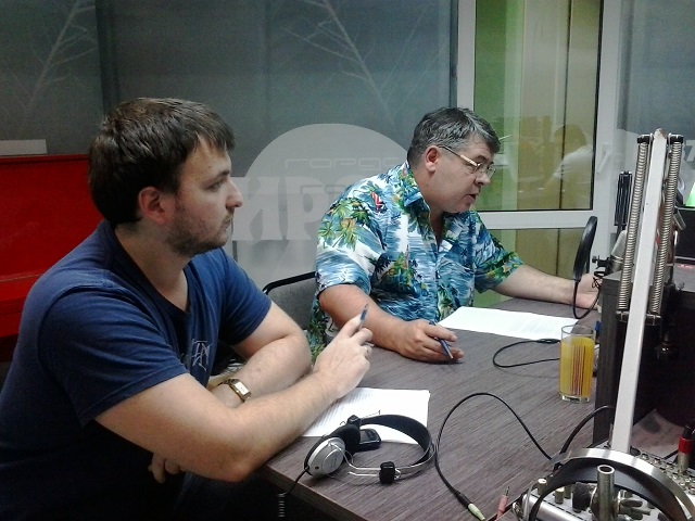 Психиатра "вызвали" ведущим передачи "По существу" на радио "FM-Биробиджан", Фото с места события из других источников