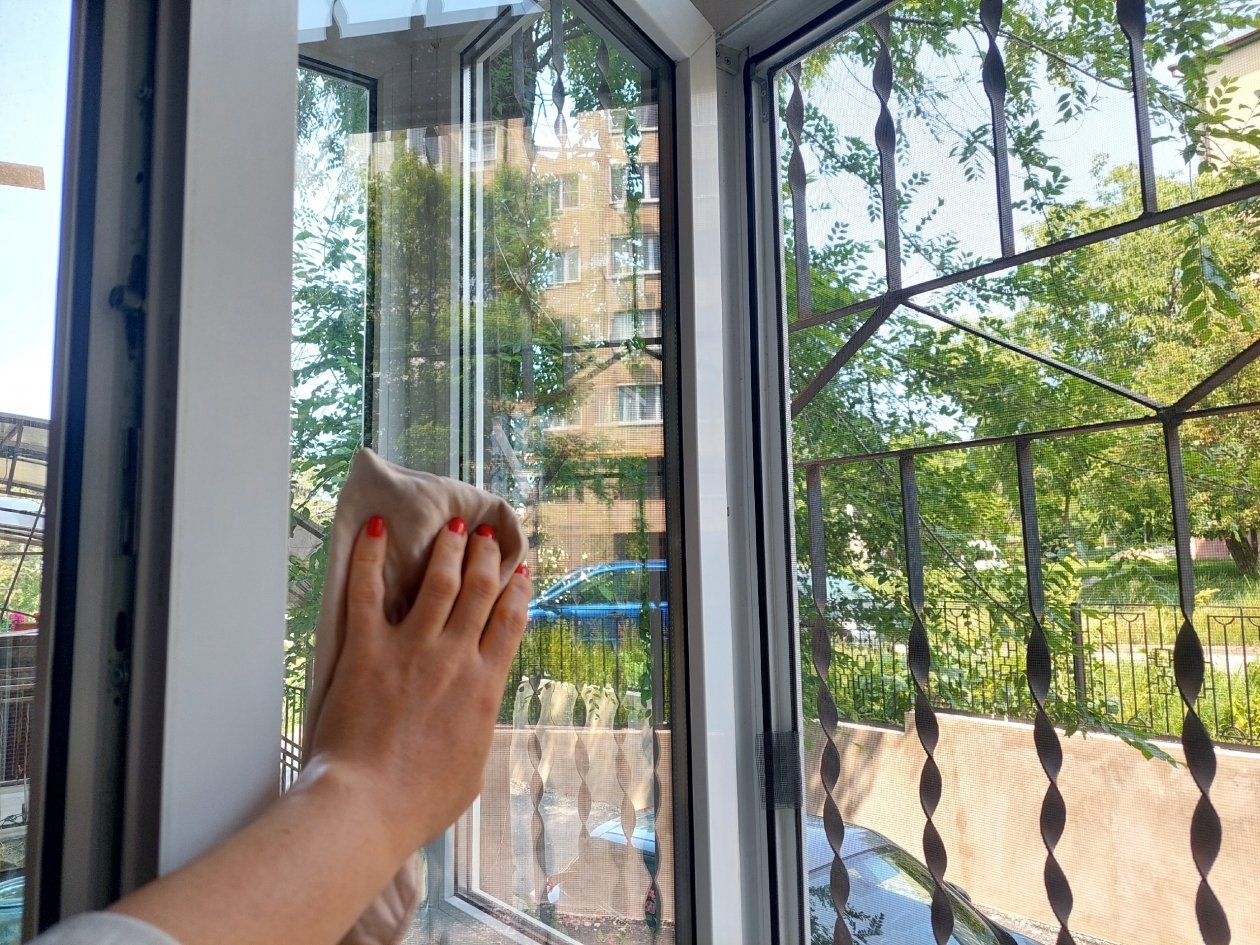 Одна чайная ложка — и окна не трогаю до глубокой осени: копеечный трюк для ленивых Дарья Шерстюкова, ИА SevastopolMedia