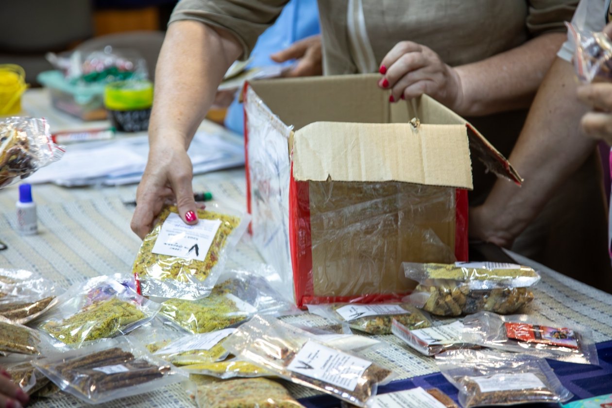 &quotСеребряные&quot волонтеры Южно-Сахалинска готовят сублимированные обеды для участников СВО пресс-служба администрации Южно-Сахалинска