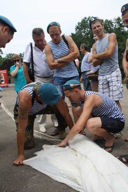 Парашют Д-6 так просто не собрать, Фото с места события собственное