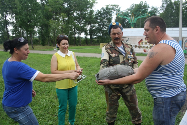 Потяни за кольцо, и парашют раскроется, Фото с места события собственное