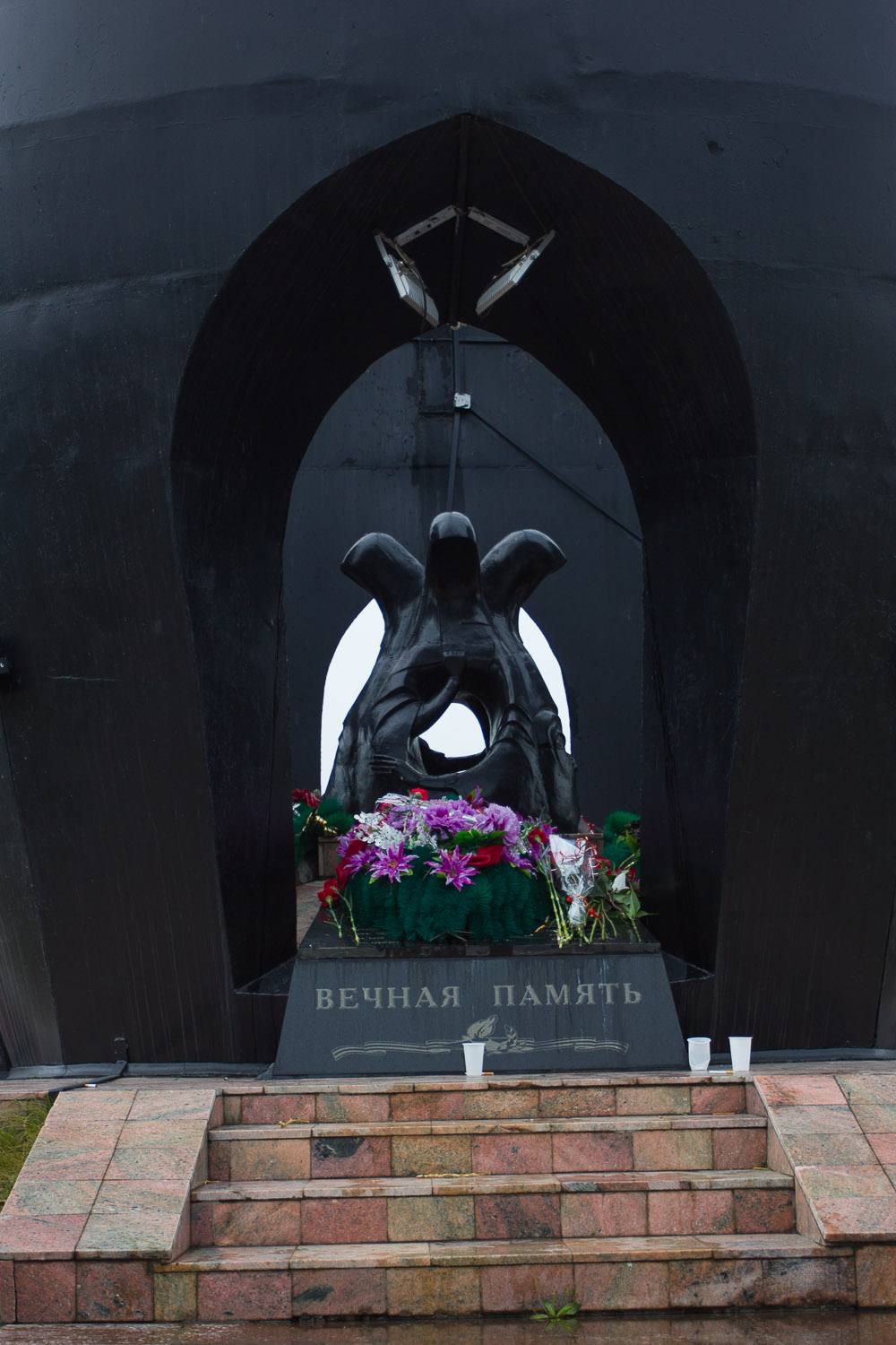 Черный тюльпан улан удэ. Памятник черный тюльпан в Улан-Удэ. Мемориал черный тюльпан Улан-Удэ. Черный тюльпан монумент Улан Удэ. Памятник тюльпан город Улан Удэ.