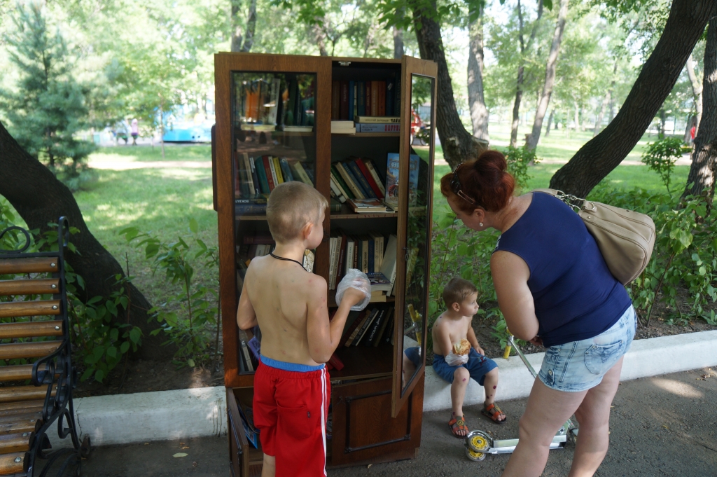 Книги могут взять взрослые и дети , Фото с места события собственное