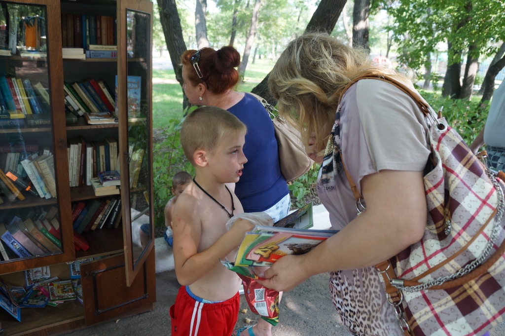 Книги могут взять взрослые и дети , Фото с места события собственное