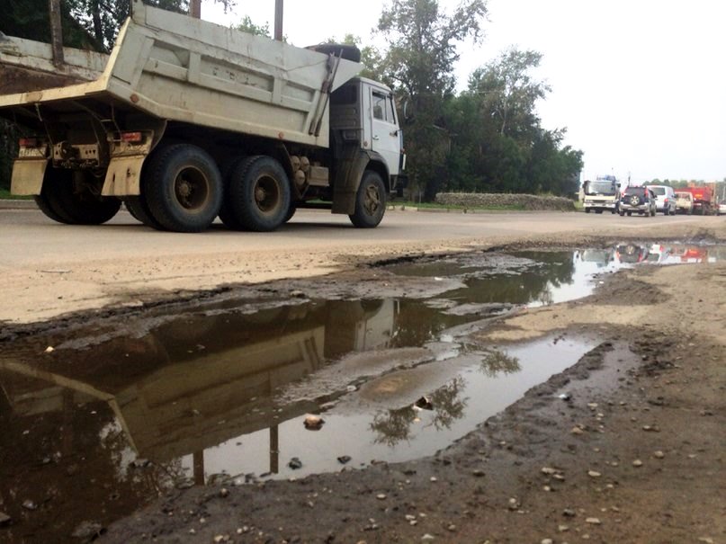 Большегрузы и дожди превратили дорогу на станции "Хабаровск-2" в непреодолимое месиво, Фото с места события собственное