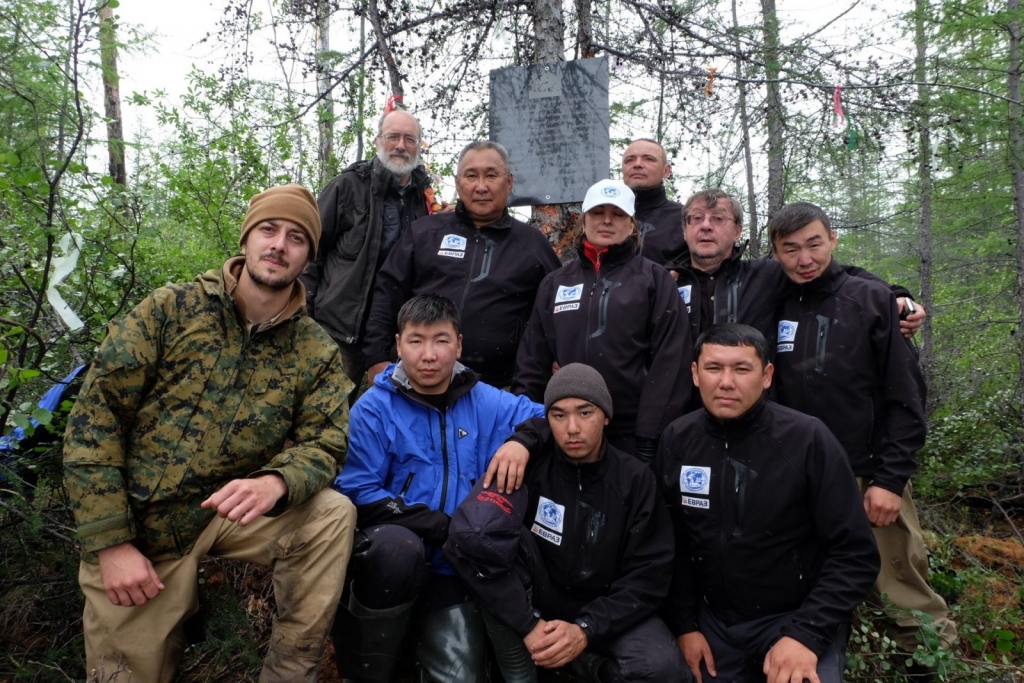 Установили мемориальную плиту на месте находки первого в мире мамонта в Якутии, Фото с места события из других источников