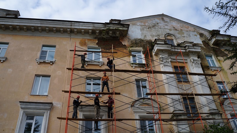 На Портовой растут строительные леса, Фото с места события собственное