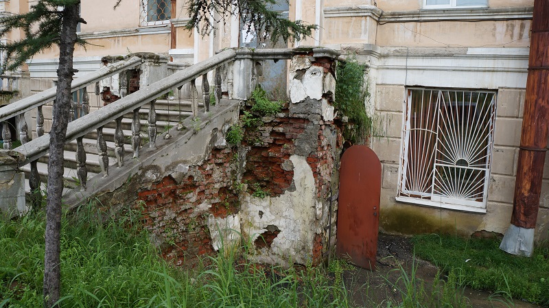 Высокое крыльцо с лепными перилами должно украшать здание, Фото с места события собственное