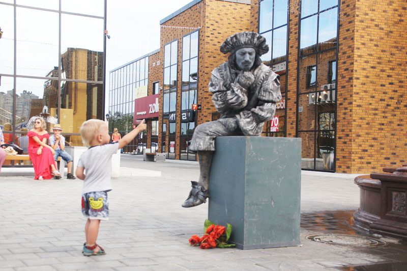 Живой "памятник" голландского живописца Рембрандта, Фото с места события из других источников